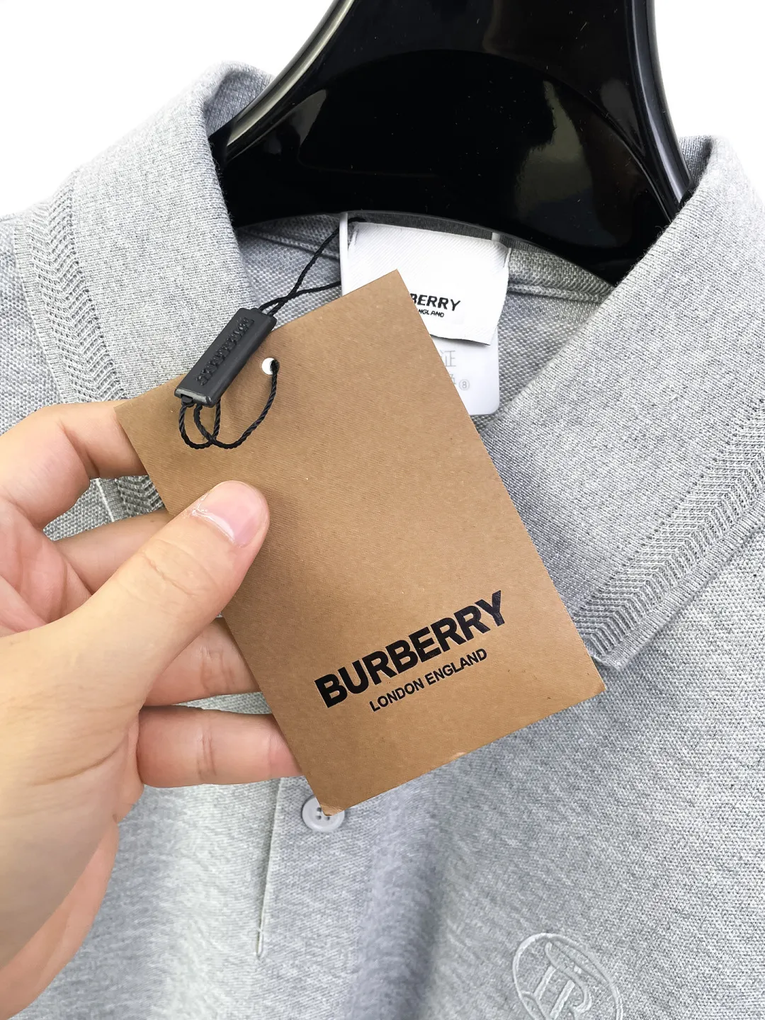 Burberry New Arrival long-sleeved Polo shirt, original fabric, official Same Style, made of 260 grams of pure cotton pique fabric, custom-made in the same vat, feels very comfortable and smooth, very wide and stylish, produced by a first-line brand Factory. The collar and collar ribs are woven with imported yarn and will not deform after long-term wear. The most New Arrival style in spring and summer, fashionable and individual, super Versatile and good-looking, very suitable for both men and women, a must-have style. Size: S-XXL
